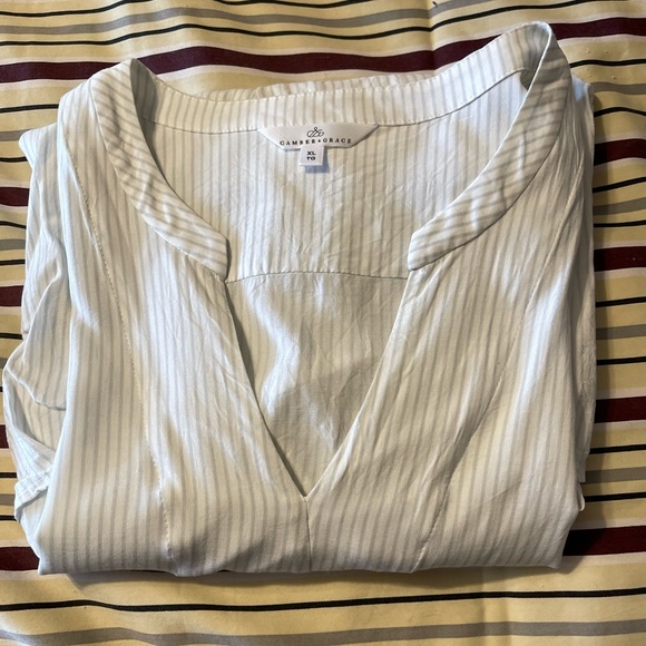 A nice light blouse just like the pale green one I posted. - Picture 3 of 3